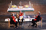 3 Solistinnen spielen vor dem Altar der Markuskirche
