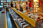 In den hinteren Reihen der Kirche ausgelegte Bücher