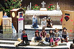 Szene mit Maria und Josef und Hirten vor dem Altar