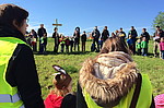 Kinder mit einem großen Kreuz auf einer Wiese