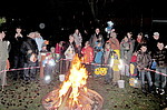 Kinder und Eltern im Dunkel hinterm Feuer