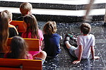 Kinder von hinten in den vorderen Bankreihen